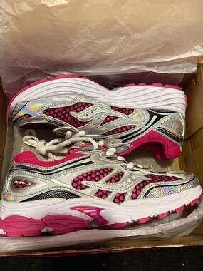 Saucony Omni 9 Preschool  Shoes Fuchsia Iridescent Size2y *New in box*